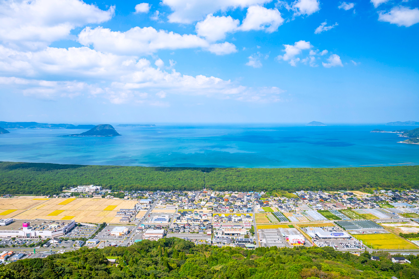 佐賀県の絶景　鏡山西展望台から見た虹の松原と唐津湾