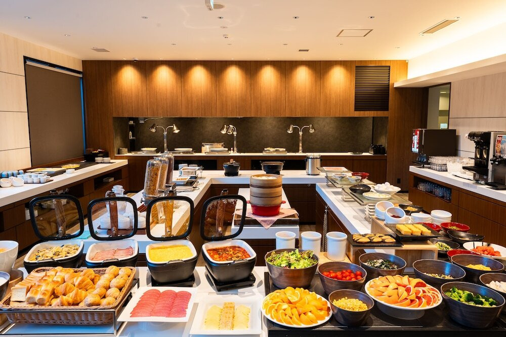 山に囲まれた静謐な空間でくつろぐ3573502