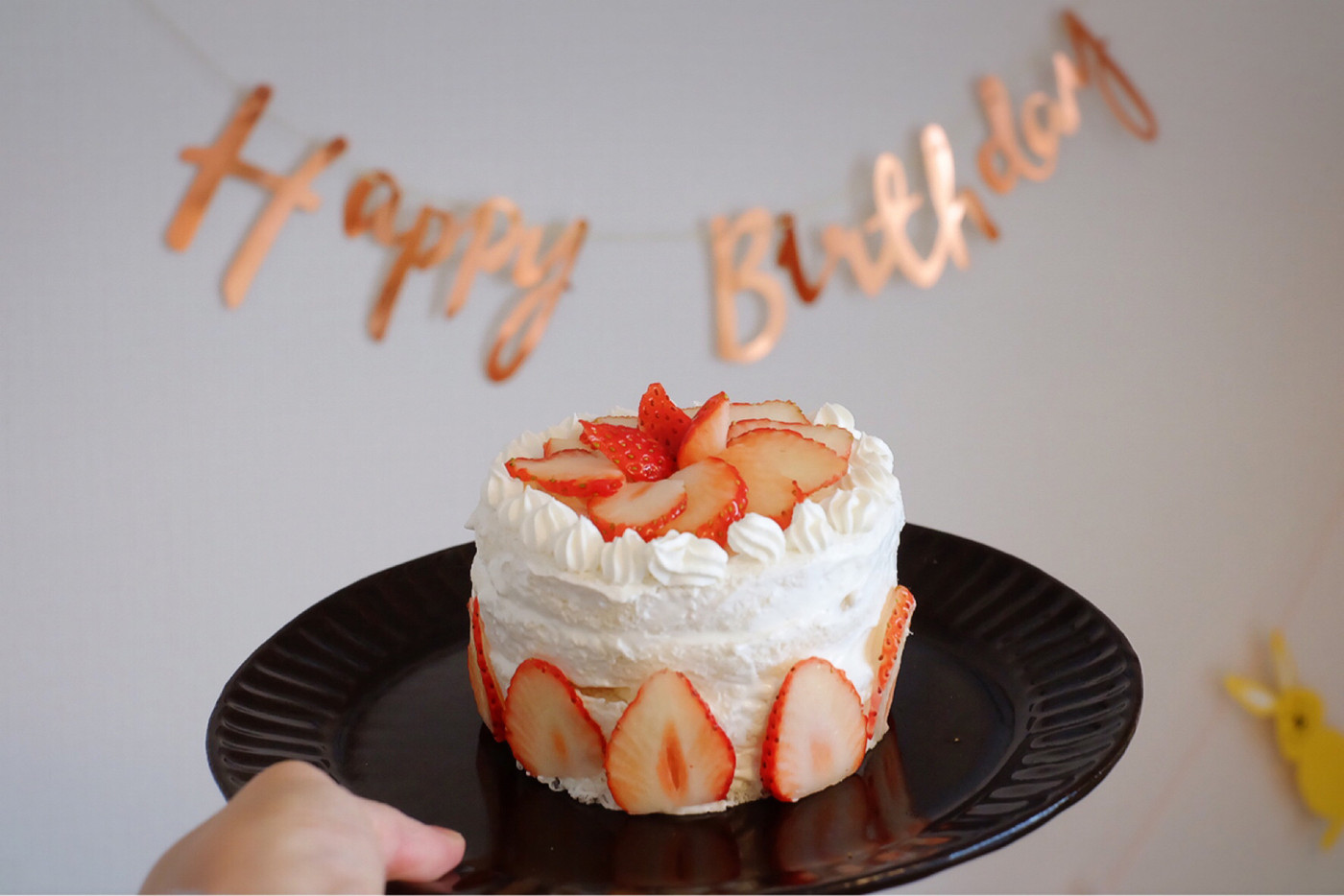 食パンと水切りヨーグルトで作ったフルーツケーキ。1歳のお誕生日に作った赤ちゃんでも食べられる離乳食ケーキです。