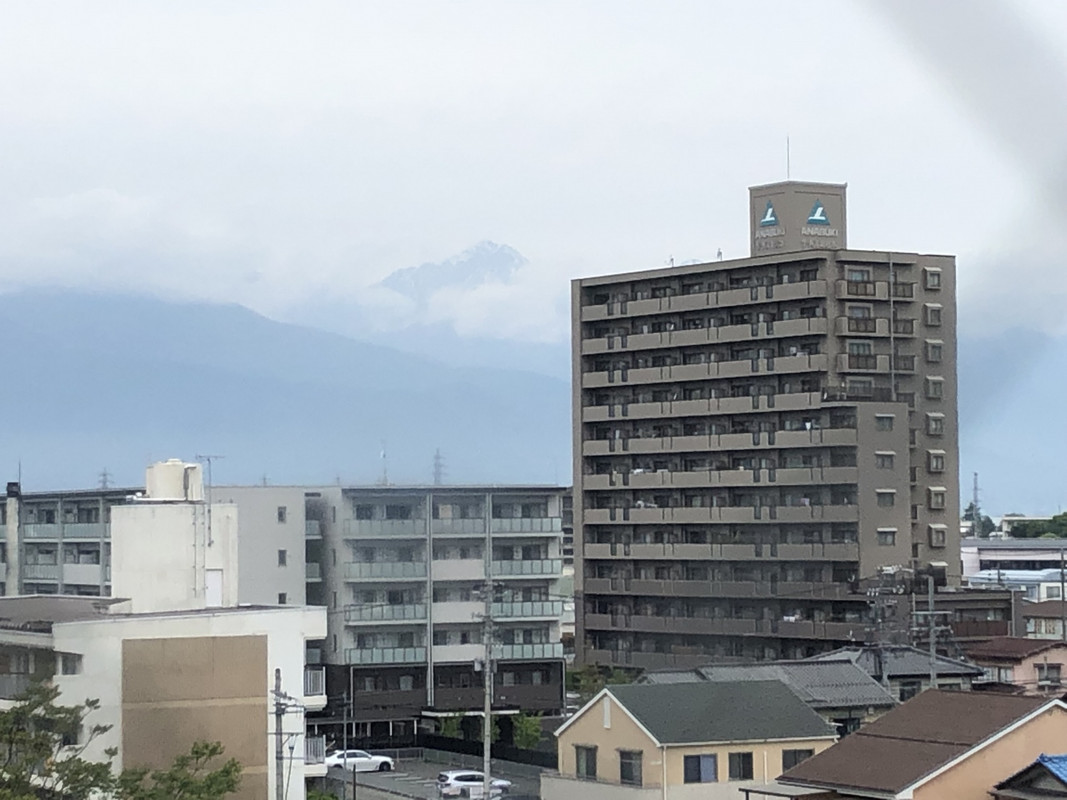 窓からは雪をかぶった常念岳が見えました。