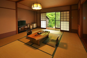 大きな窓の外には黒川の自然が♪