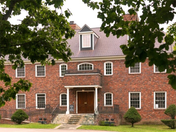 ホテル棟は、まるで英国マナーハウスのよう！3695793