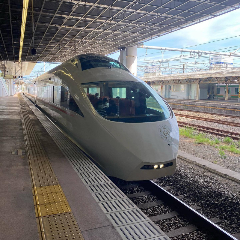 ロマンスカーで「箱根湯本駅」へ。あとはバスや「箱根登山鉄道」を使いながら観光を。 / 1