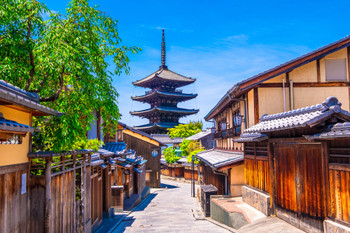Yasaka Pagoda and the streets of Kyoto