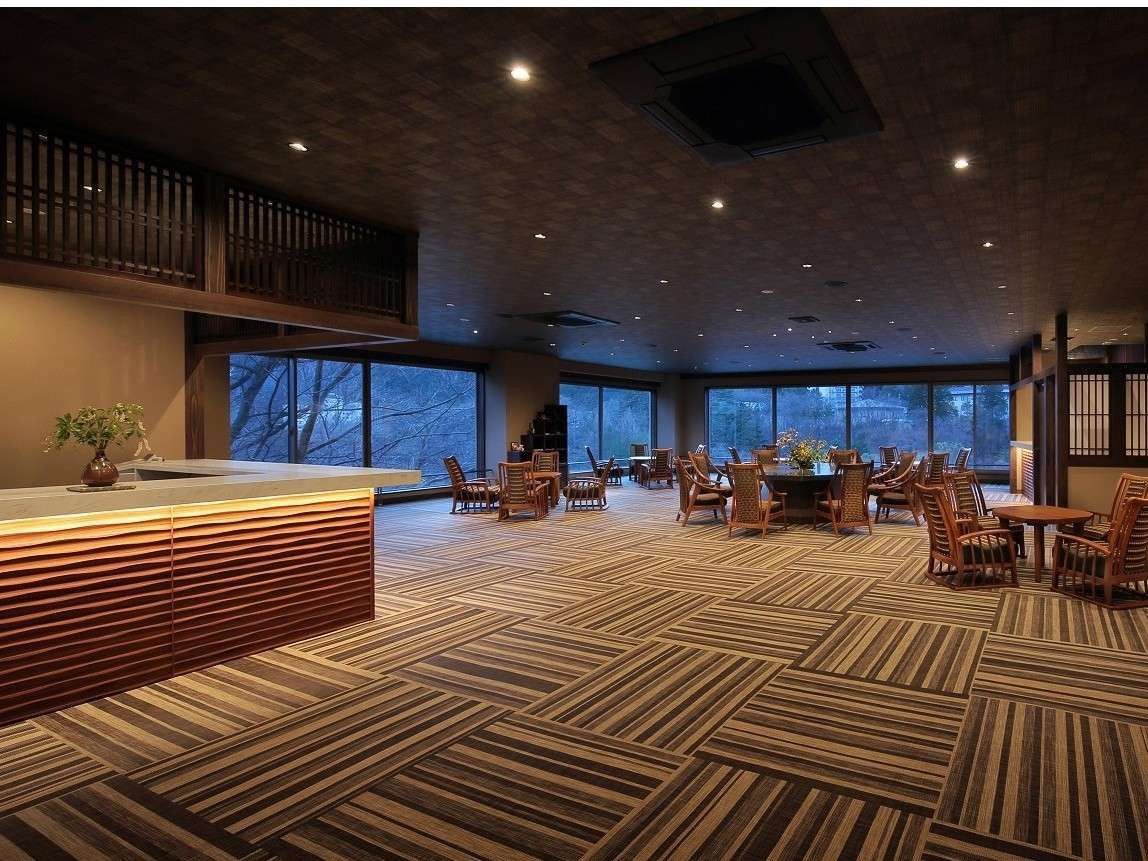 鬼怒川を一望するロビーでひと休み4239238