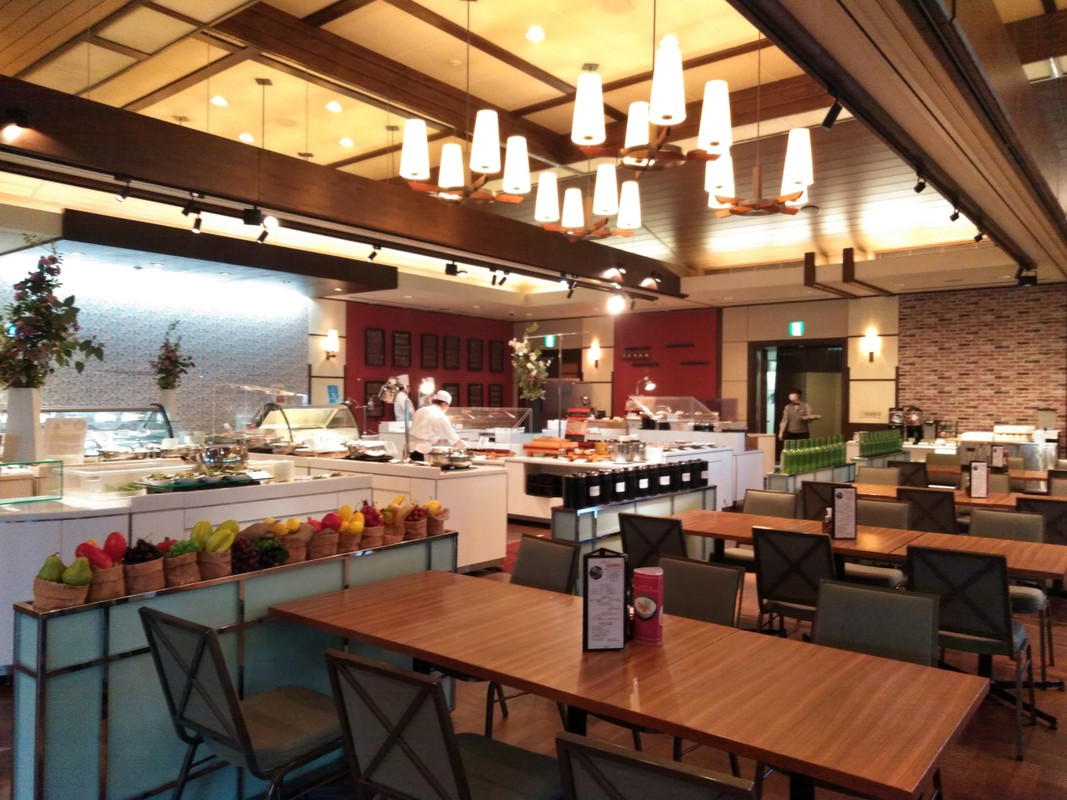 バイキングの料理コーナーです。ドリンクの種類も少ないです。