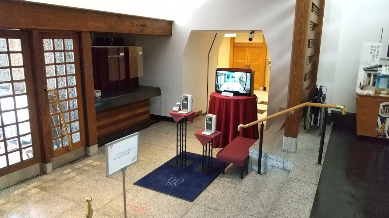 ロビーにアルコールと、画面は体温自動測定装置