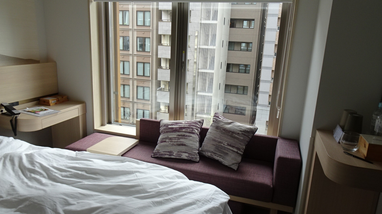 部屋は広くないですが、ソファもあり落ち着いた雰囲気です。