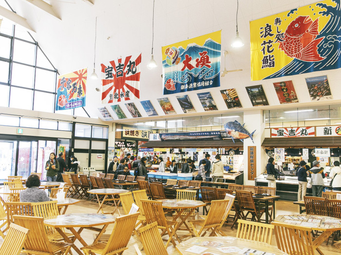 新鮮な魚介を求めて全国からやってくる人々。市場は毎日とても賑わっています