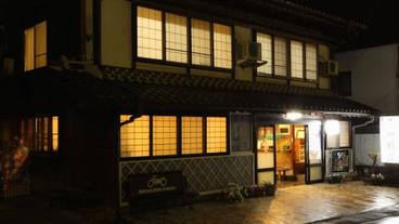 施設の正面 (日没後) / 1