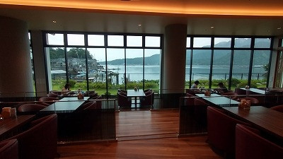 ロビーから宮島が正面に見えます