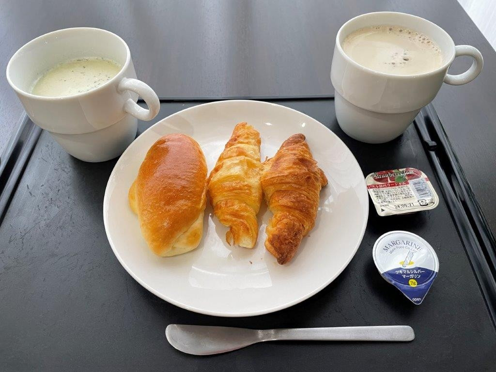 無料で食べられるパンとスープ。