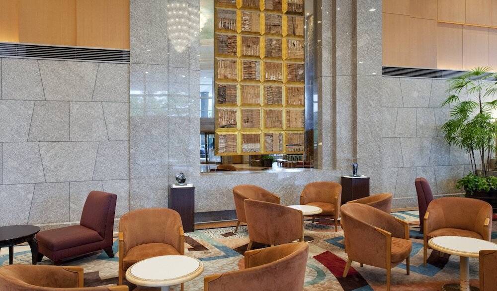 公園に面したホテルで
優雅にチェックイン / 2