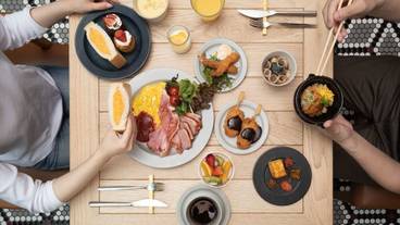 朝食ブッフェの食事風景 / 8