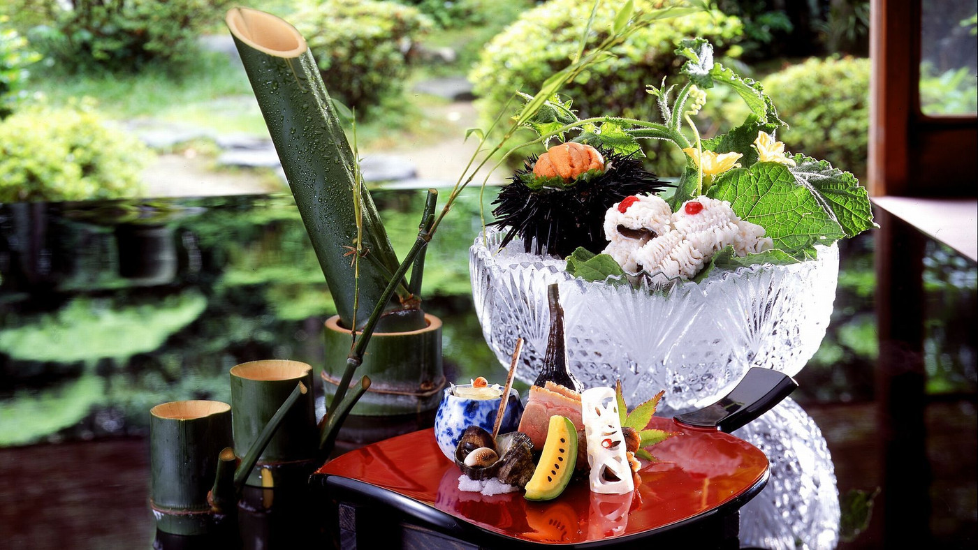 老舗旅館で「松葉ガニ」や「但馬牛」を食べ尽くす3931813