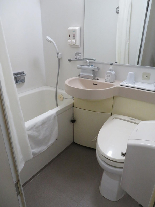 浴室もコンパクトで、清掃が行き届いていますが…、