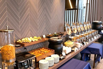 見晴らしの良いダイニングで、ゆっくり朝食バイキング3510155