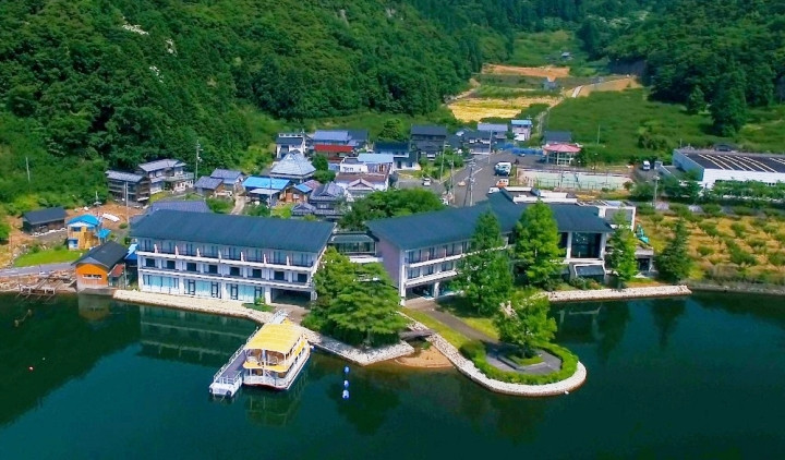 「水月湖」のモーニングクルーズで優雅な朝食を4246636