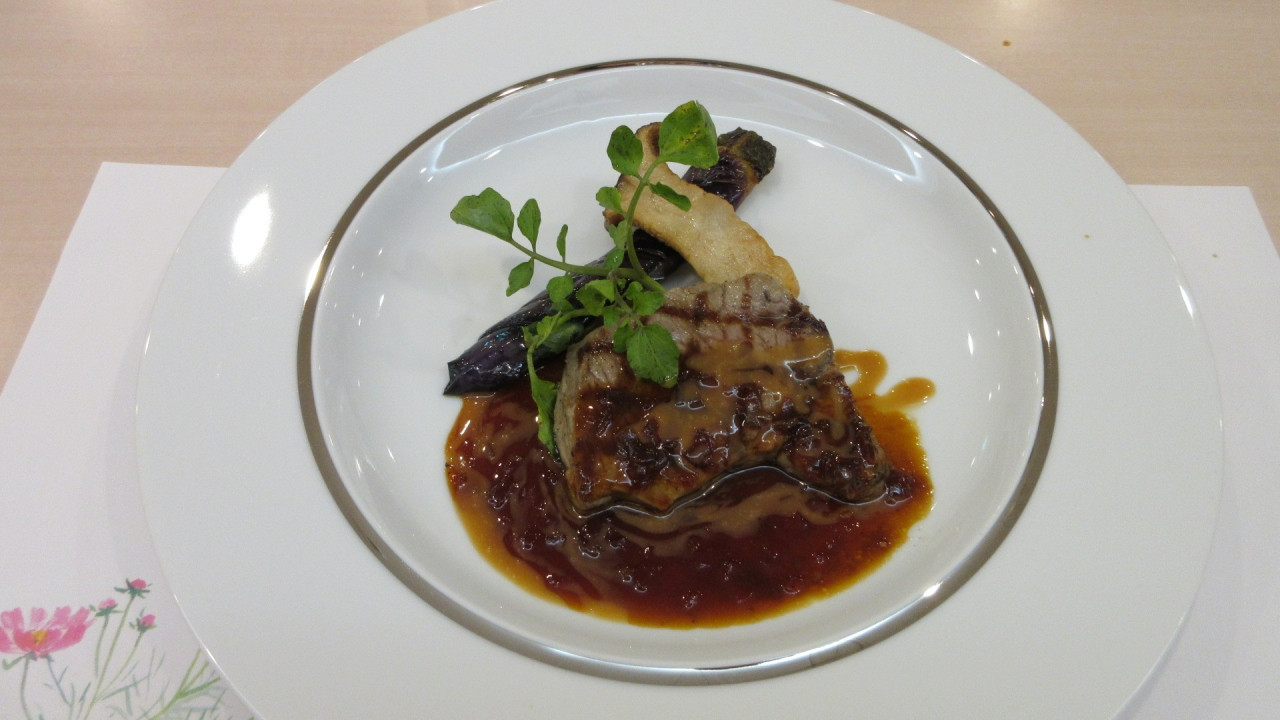 アンガス牛のグリル 玉葱と落花生のソース