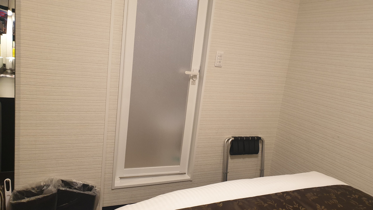 バスルームとベッドの間も狭い^^;