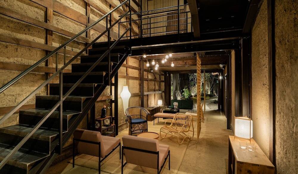 高い天井に走る梁、美しい建具 / 3