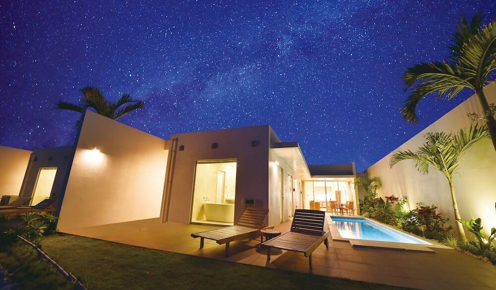 夜のプールは
ロマンチック / 2