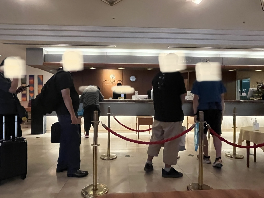 なぜか　男性客ばかりの　チェックイン　