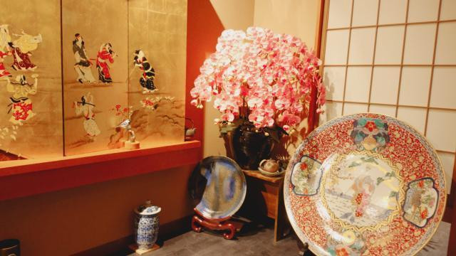 館内には数々の骨董品が並ぶ / 3