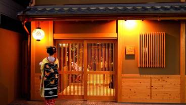 施設の正面 (日没後) / 7