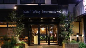 施設の正面 (日没後) / 3