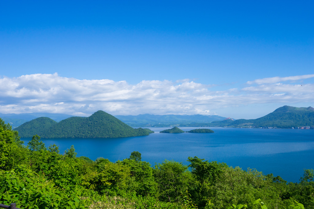青空に映える洞爺湖　秋の北海道