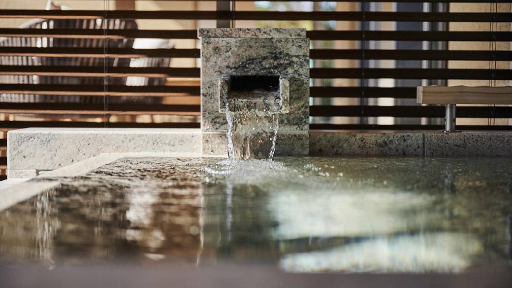 客室の半露天風呂で
大塩温泉の湯を楽しむ / 3