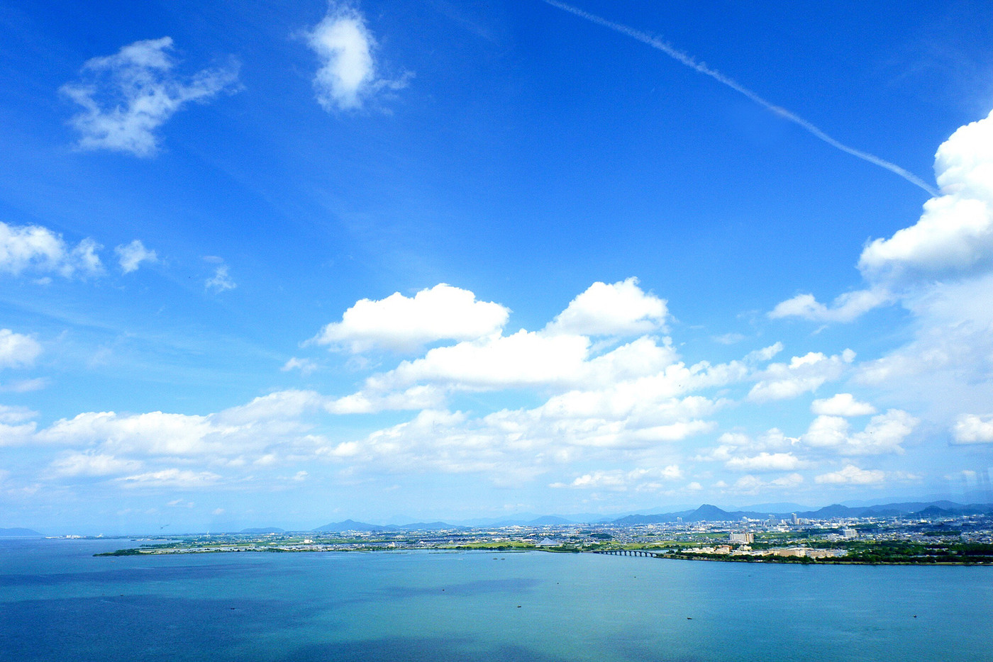去年の夏、大津プリンスホテルでランチビュッフェを食べた時の 最上階からのスカイビュー。飛行機雲と青空、琵琶湖が美しい眺めでした。