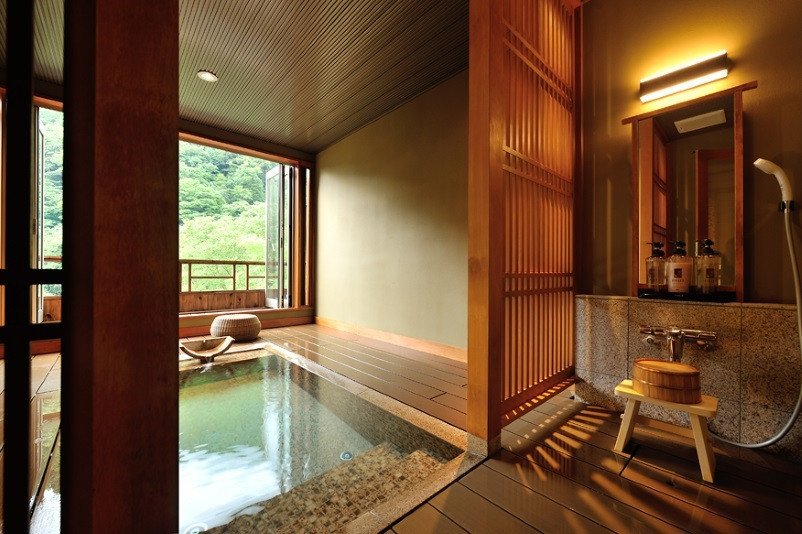 客室付きのお風呂は2人でもゆったり入れるサイズ3541774