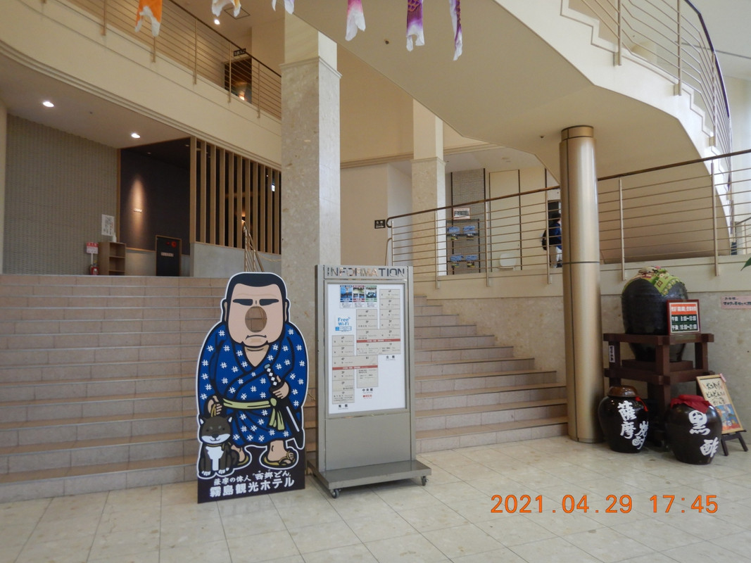 この階段を上らないと、エレベターには乗れません!!