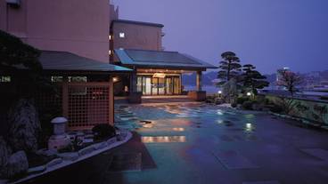 施設の正面 (日没後) / 1