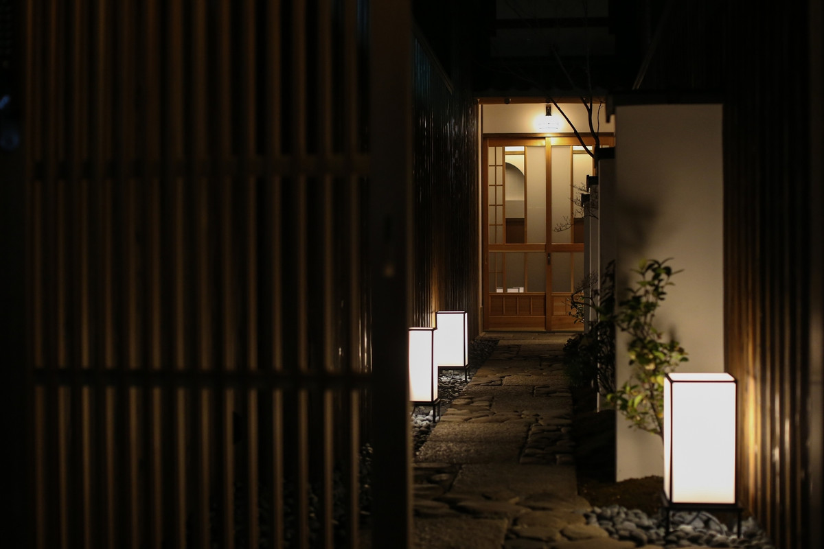 路地の奥に佇む玄関