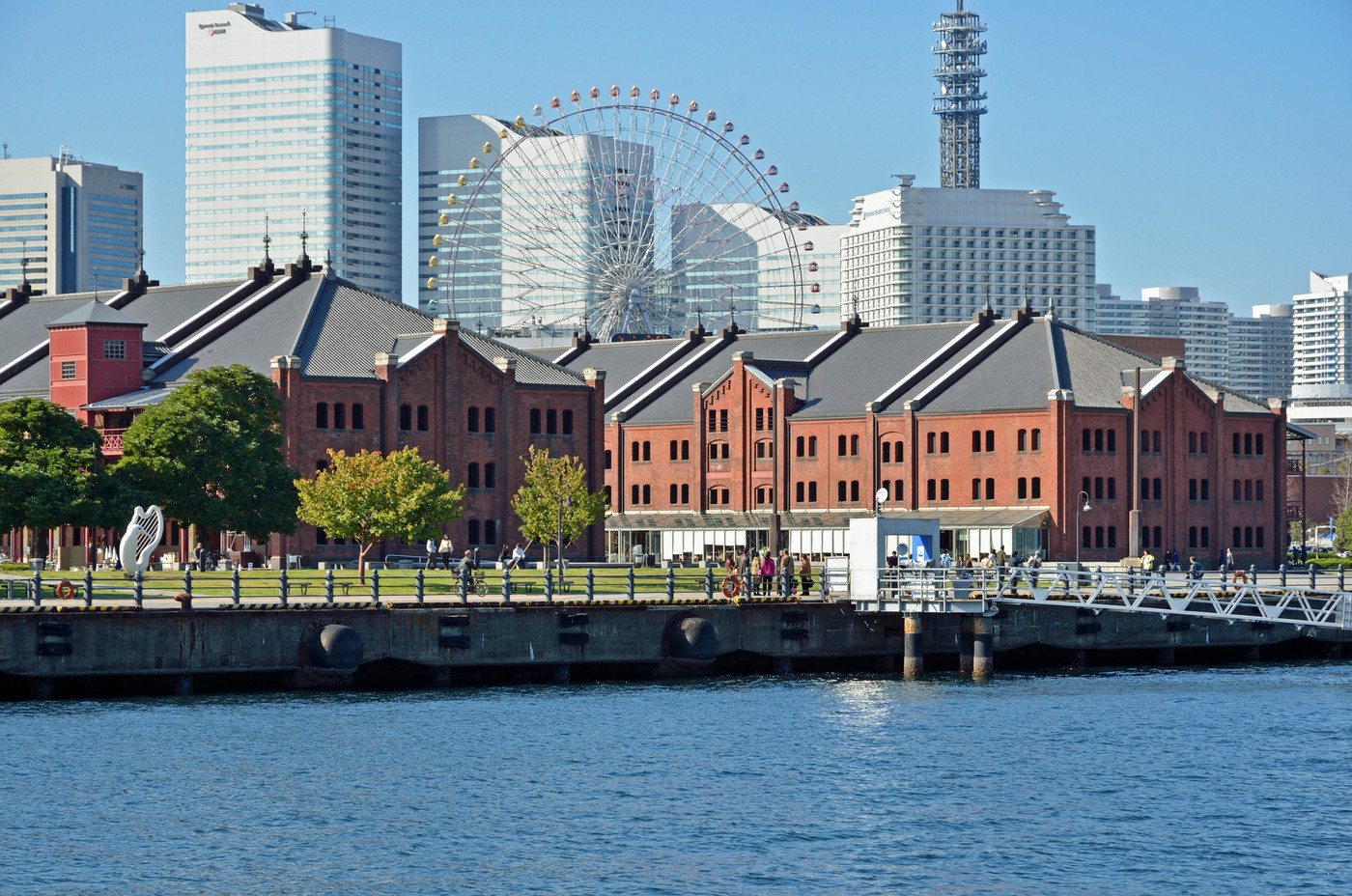 横浜赤レンガ倉庫と高層ビル群
