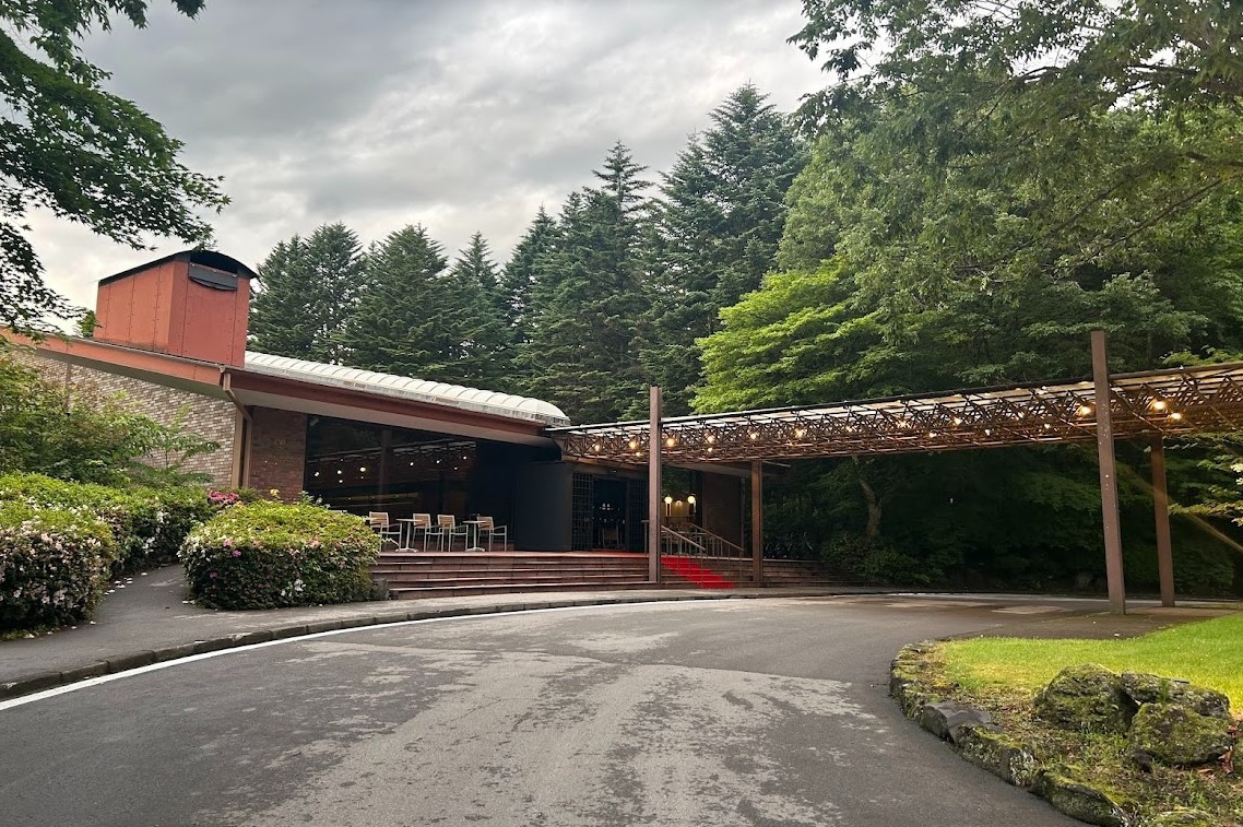 格式張っていない車寄せです