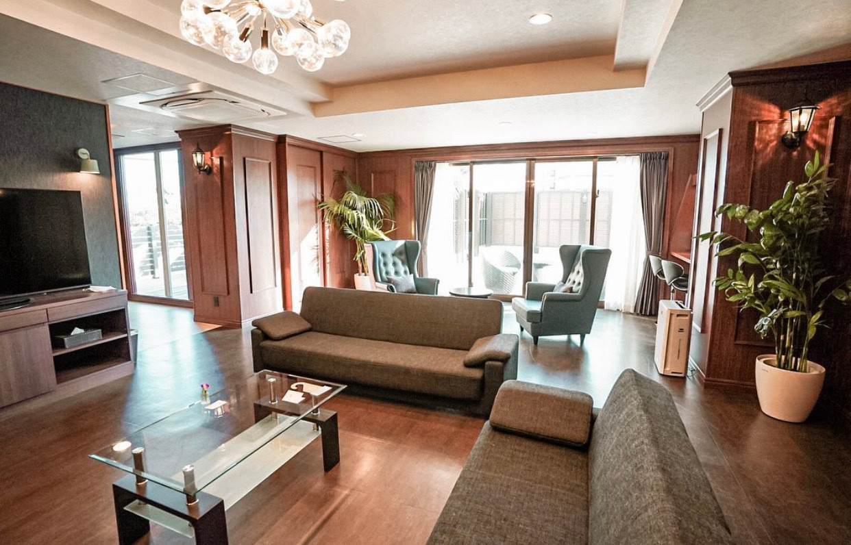 「ロイヤルスイート」は限定1室のみ。180㎡の広々とした空間で気持ちよく過ごせる / 1