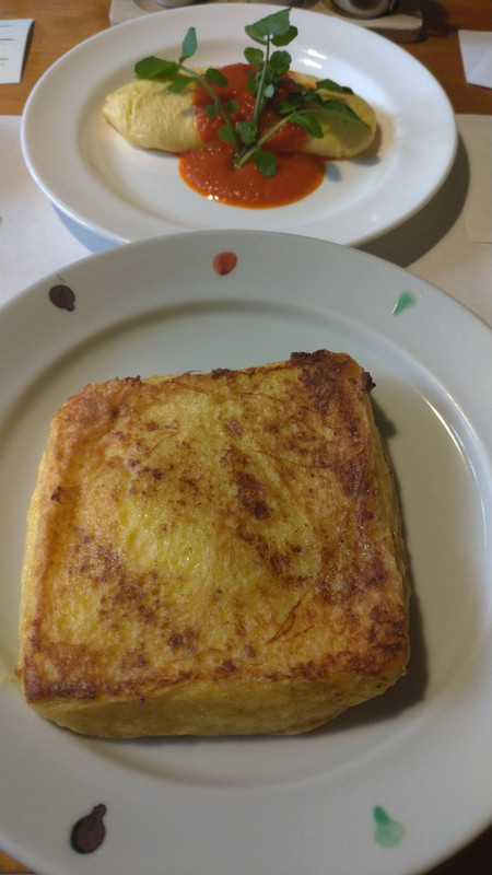 フレンチトーストとオムレツ（シイタケ入り頼んだはずなのに）