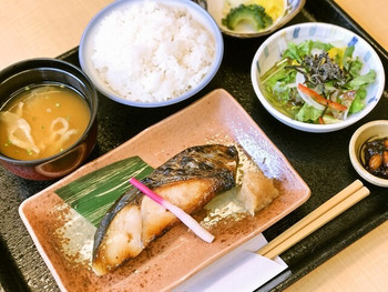 月替わりの「魚久おすすめ定食」1327718