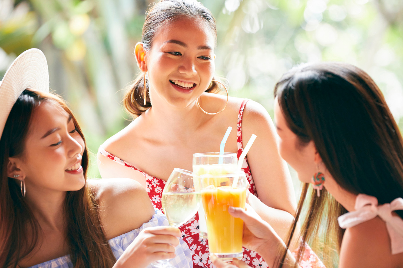 女性　リゾート　旅行