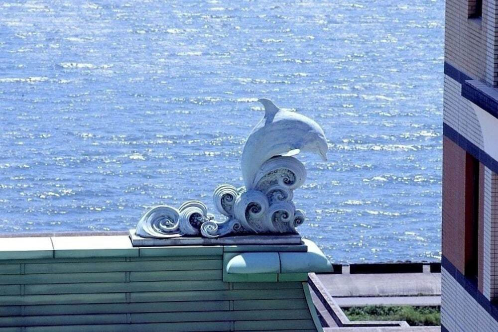 イルカの彫刻