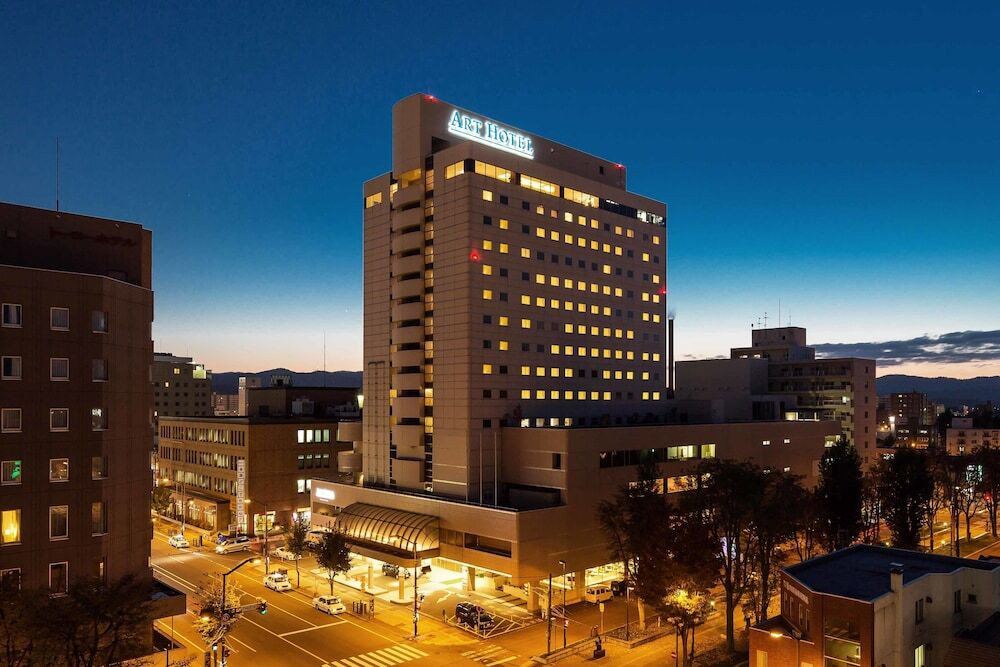 施設の正面 (日没後)