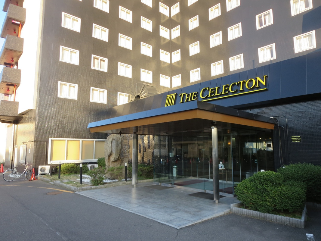 ホテル玄関。手前に大きな平面駐車場があります。