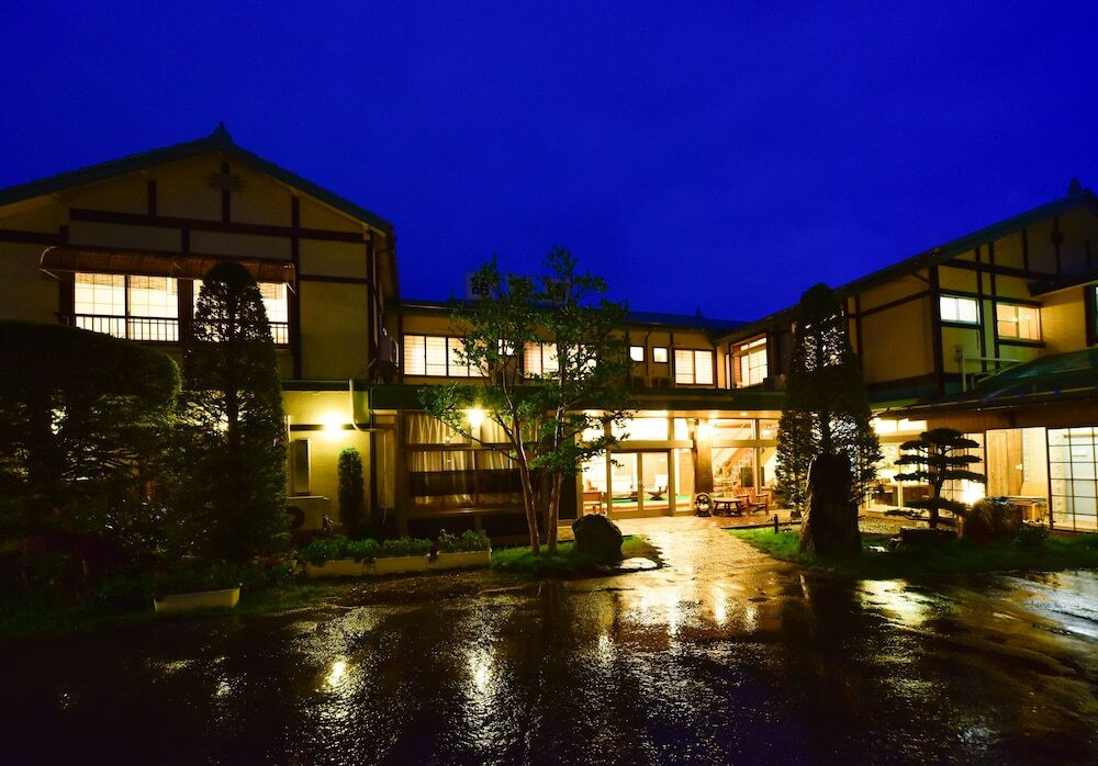 施設の正面 (日没後)