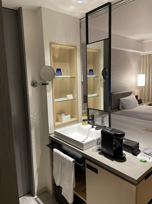 コーヒーPOD２個、ドリッパー下に冷蔵庫収納される（冷凍無）