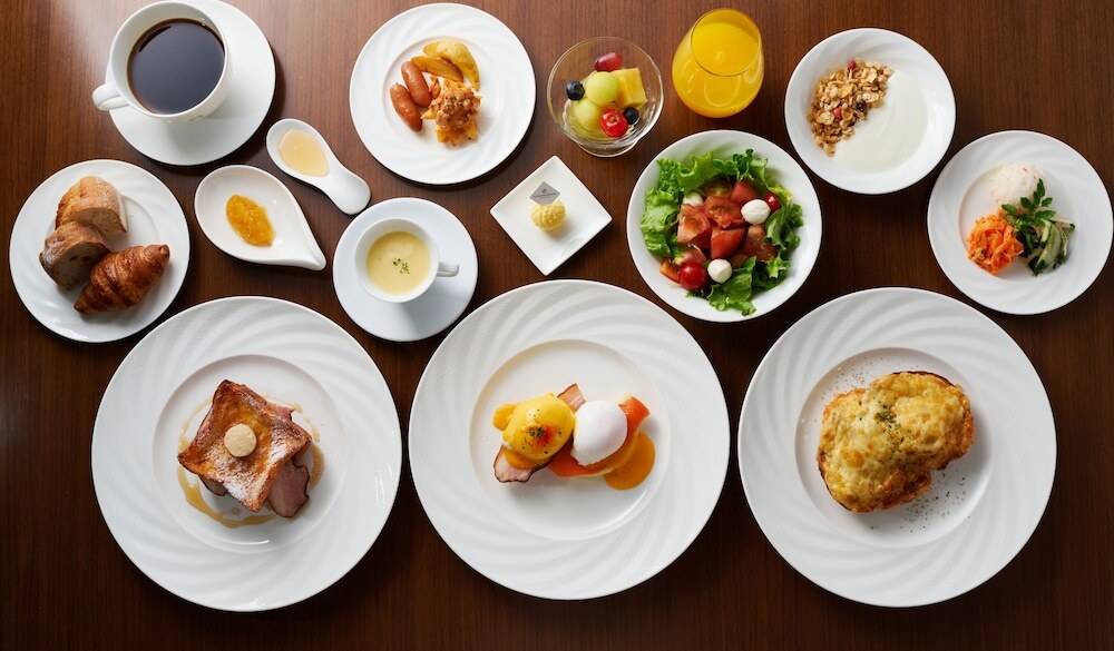 ホテル自慢の朝食に
思わずにんまり / 2