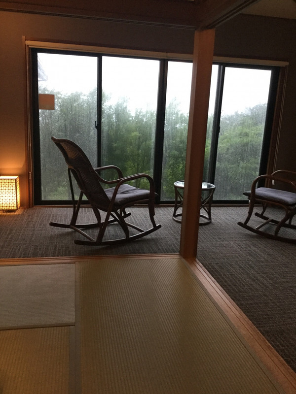 浴衣をかりると、入浴の合間に休憩スペースでゆったりできます。